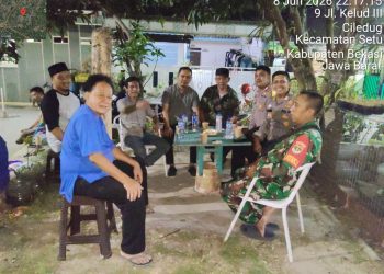 Ngopi Kamtibmas Jaga Bekasi On The Spot, Bhabinkamtibmas Desa Ciledug Ajak Warga Jaga Kebersihan dan Keamanan Lingkungan