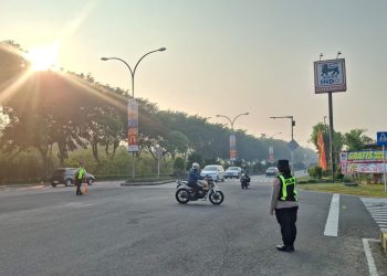 Polwan Polres Metro Bekasi Hadir di Pagi Hari, Bantu Kelancaran Lalu Lintas Warga