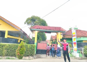 Polsek Pebayuran Gelar Yanmas Pagi, Bantu Kelancaran Lalu Lintas di Depan SMPN 01 Kertasari