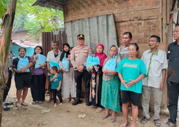 Kapolsek Neglasari Sambangi Warga Slum Area Mekarsari, Sampaikan Pesan Kamtibmas dan Bagikan Sembako