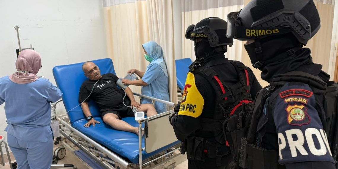 Patroli Brimob Metro Jaya di Jakarta Utara Bantu Warga Sakit ke Rumah Sakit