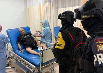 Patroli Brimob Metro Jaya di Jakarta Utara Bantu Warga Sakit ke Rumah Sakit
