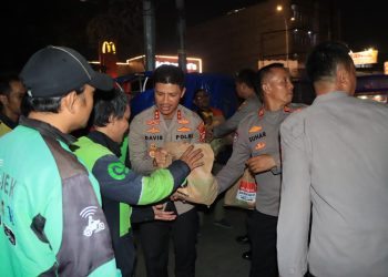 Jaga Jakarta On The Spot Kapolres Berbagi Bersama Pengemudi Ojek Online dan Warga Sekita Stasiun Bekasi