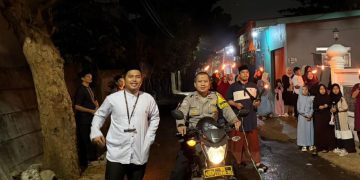 Bhabinkamtibmas Jatikarya Laksanakan Monitoring Persiapan Pawai Obor Tahun Baru Islam Bersama Jamaah Masjid At-Taubah