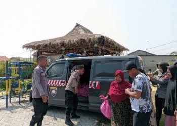 Polsek Teluknaga Bagikan Paket Sembako dan Serap Aspirasi Warga Pesisir