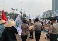 Polri Beri Pelayanan Humanis, Massa Aksi di Depan Gd. DPR-MPR RI Diberi Air Mineral dan Snack