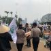 Polri Beri Pelayanan Humanis, Massa Aksi di Depan Gd. DPR-MPR RI Diberi Air Mineral dan Snack
