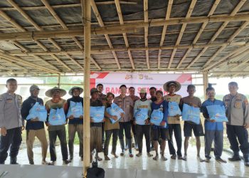 Polsek Teluknaga Berbagi Sembako untuk Warga Tegalangus di Momen Hari Bhayangkara ke-80