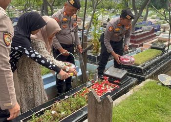 Semangat Bhayangkara Tak Pernah Padam, Satsamapta Polres Metro Tangerang Kota Tabur Bunga untuk Pahlawan Polri
