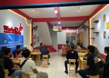 Dukung Jagoan Bola Sambil Jaga Kondusivitas, Polisi dan Warga Tangerang Nobar Piala Dunia Bareng