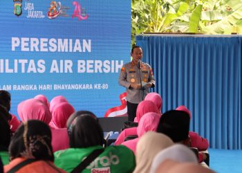 Kapolres Metro Depok Dampingi Kapolda Metro Jaya Resmikan Fasilitas Air Bersih di Bojongsari dalam Rangka Hari Bhayangkara ke-80