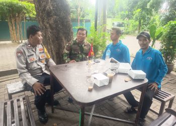 Wujud Nyata Sinergitas, Personel Gabungan Polsek Bekasi Barat dan TNI AD Jaga Ketat Pos Pemukiman