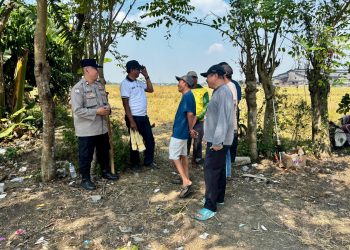 Jaga Jakarta Jaga Bekasi, Bhabinkamtibmas Waringinjaya Ajak Warga Perkuat Siskamling Menjelang Pilkades