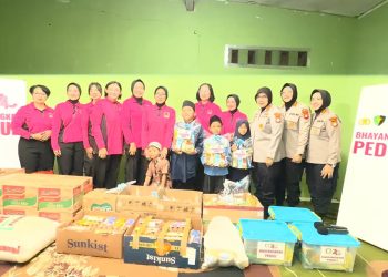 Bakti Sosial Hari Bhayangkara ke-80, Kapolres Metro Bekasi Dampingi Ibu Kapolda Sambangi Asrama Yatim, Piatu dan Duafa