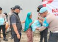 Sambut Hari Bhayangkara ke-80, Polsek Neglasari Bagikan Paket Sembako untuk Warga