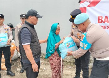 Sambut Hari Bhayangkara ke-80, Polsek Neglasari Bagikan Paket Sembako untuk Warga