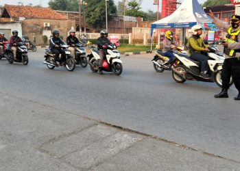 Jaga Jakarta Jaga Bekasi, Polsek Serang Baru Perkuat Pengaturan Pagi di Jalur KH. Raden Ma’mun Nawawi