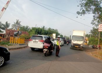 Jaga Jakarta Jaga Bekasi, Unit Lantas Polsek Cikarang Timur Atur Arus di Perlintasan KA Kojengkang