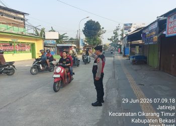 Jaga Jakarta Jaga Bekasi, Unit Samapta Polsek Cikarang Timur Atur Arus Pagi di Pertigaan Graha Asri Citarik