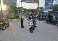 Jaga Jakarta Jaga Bekasi, Unit Binmas Polsek Cikarang Timur Atur Arus Pagi di Pertigaan Alfa Citarik
