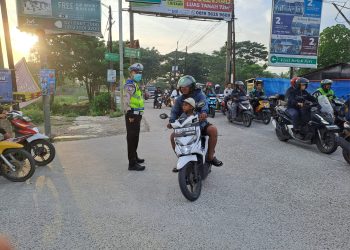 Jaga Jakarta Jaga Bekasi, Unit Binmas Polsek Cikarang Timur Atur Arus Pagi di Pertigaan Alfa Citarik