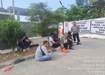 Kawal Kamtibmas, Bripka Yophi Prima Pantau Aktivitas Massa Ahli Waris Hankam di PN Bekasi