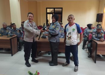 Perkuat Sinergi Menjaga Lingkungan, Polsek Rawalumbu Hadiri Pembekalan Linmas dan Penyerahan Sarana Keamanan