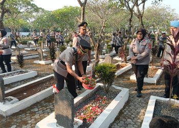 Mengenang Jasa Pahlawan, Polres Metro Bekasi Kota Gelar Upacara Ziarah dan Tabur Bunga Jelang Hari Bhayangkara Ke-80