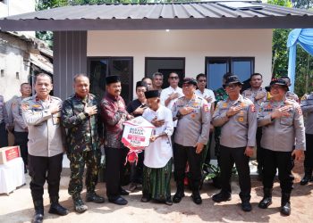 Sambut Hari Bhayangkara ke-80, Polri Bedah 80 Rumah Layak Huni, Bapak Usin (85) Kini Miliki Rumah Baru Berpanel Surya