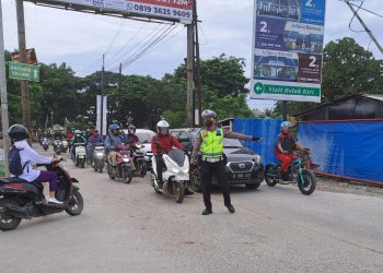 Polsek Setu Jaga Kelancaran Arus Sore di Pertigaan KUD Ciledug