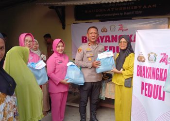 Polsek Karawaci Salurkan Bantuan Sosial ke Warga Slum Area, Wujud Kepedulian Sambut Hari Bhayangkari ke-74
