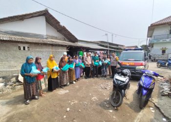 Polsek Teluknaga Bagikan 50 Paket Sembako untuk Warga Kosambi Lewat Program Jaga Jakarta On The Spot