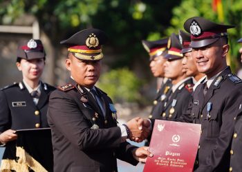 Hari Bhayangkara ke-80, Polres Metro Bekasi Gelar Upacara dan Anugerahkan Tanda Kehormatan kepada Personel Berprestasi