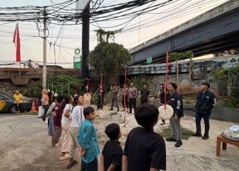 Meriah! Polisi dan Warga Penjaringan Rayakan HUT Bhayangkara ke-80 dengan Lomba Tradisional