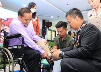 Sentuhan Humanis Hari Bhayangkara ke-80, Kapolres Metro Bekasi Kota Serahkan Bantuan Kaki Palsu