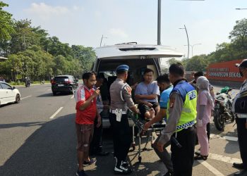 On The Spot Aksi Humanis Personel Gabungan Polres Metro Bekasi Kota Sigap Tolong Korban Kecelakaan di Flyover Summarecon