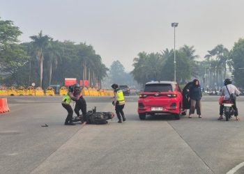 Polwan Polres Metro Bekasi Hadir Atur Lalu Lintas dan Ingatkan Keselamatan Berkendara