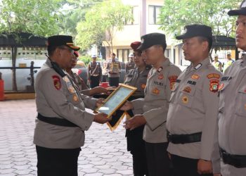 Polres Metro Jakpus Beri Penghargaan Personel Berprestasi, Kapolres: Jadikan Motivasi Tingkatkan Pelayanan