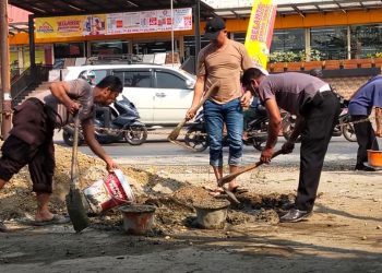 Kurangi Risiko Kecelakaan dan Kemacetan, Polsek Serang Baru Cor Sisi Jalan Raya Makmun Nawawi
