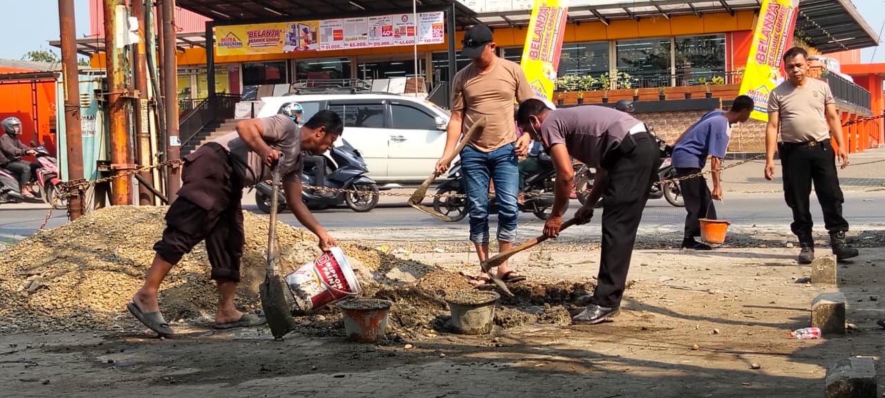 Polsek Serang Baru Cor Sisi Jalan Raya Makmun Nawawi untuk Kurangi Risiko Kecelakaan