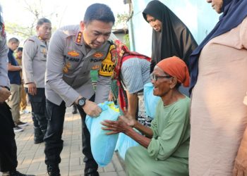 Jaga Jakarta+ Menyentuh Warga, Kapolres Metro Tangerang Kota Bagikan Bantuan Sembako di Kampung Bayur