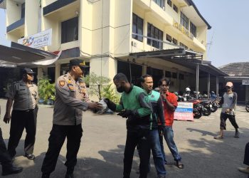 Bersama Yayasan Manggis Putih Warung Kita, Polsek Rawalumbu Berbagi untuk Sesama