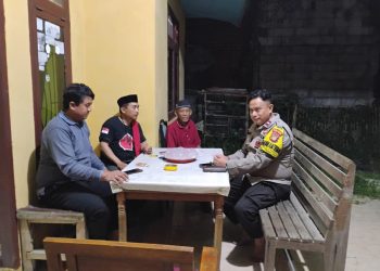 Jaga Jakarta On The Spot, Bhabinkamtibmas Sukarapih Sambangi Poskamling Ajak Warga Perkuat Keamanan Lingkungan