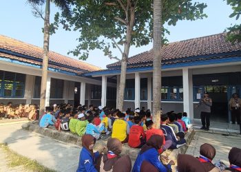 JAGA JAKARTA ON THE SPOT: MPLS dan Binluh, Polsek Pebayuran Ajak Pelajar MTs El Yasiniyah Jauhi Bullying, Tawuran, dan Narkoba