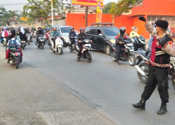 Polsek Serang Baru Gelar Pengaturan Lalu Lintas Pagi di Sejumlah Titik Aktivitas Masyarakat