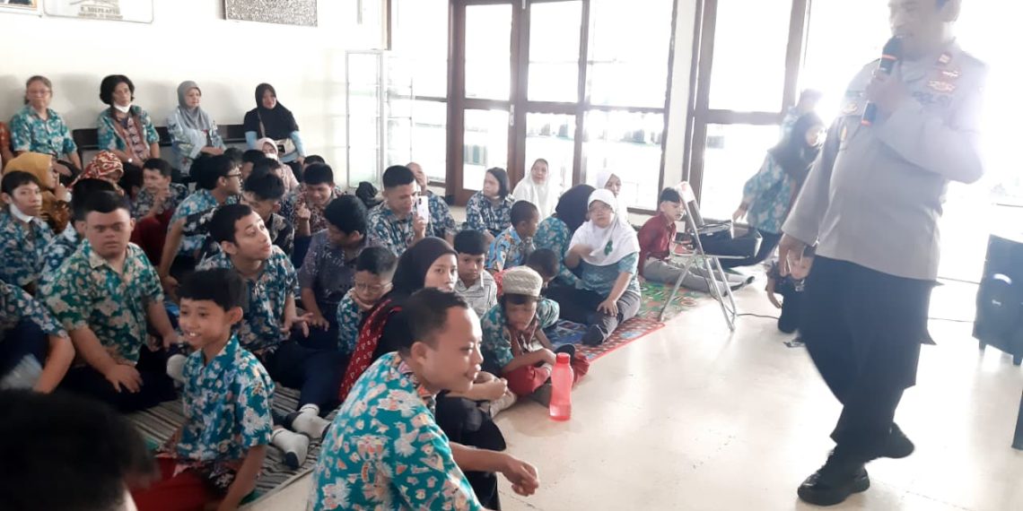 Cegah Perundungan Sejak Dini, Kapolsubsektor Lebak Bulus Berikan Penyuluhan di SLB ULAKA