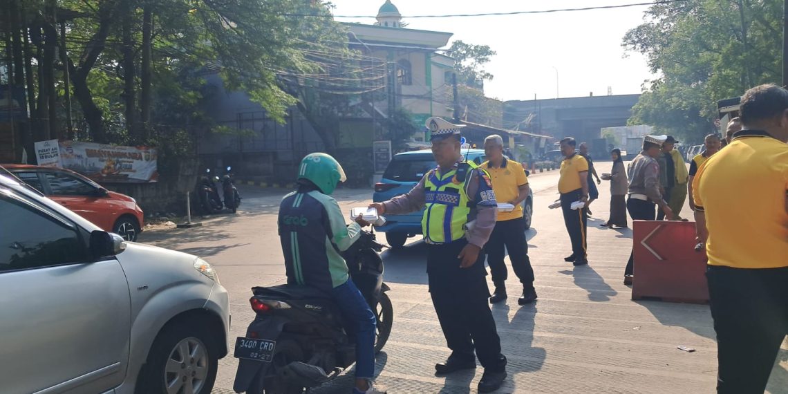 Polsek Benda Bagikan 300 Paket Makan Gratis kepada Ojol, Sopir dan Warga dalam Program Jumat Peduli