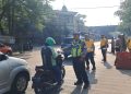 Polsek Benda Bagikan 300 Paket Makan Gratis kepada Ojol, Sopir dan Warga dalam Program Jumat Peduli