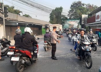 4.	Jaga Jakarta Jaga Bekasi, Pelayanan Pagi Polsek Tambun Selatan Lancarkan Arus Jembatan Besi