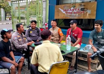 Jakarta On The Spot, Bhabinkamtibmas Kayuringin Jaya Ajak Warga Perangi Judi Online dan Pinjol Ilegal